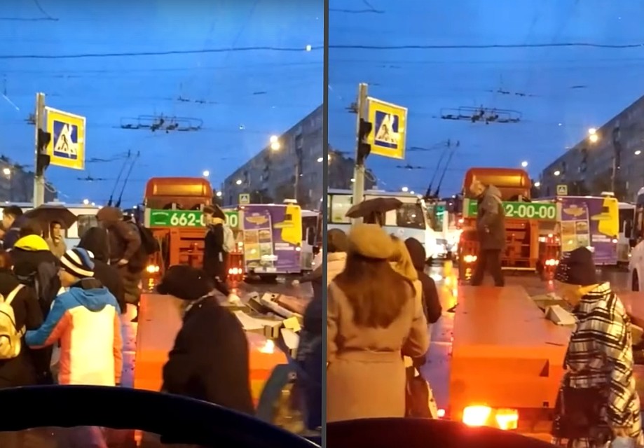 Пешеходы даже пошагали через эвакуатор, растянувшийся на всю дорогу. Фото: vk.com/unreleased_dtp