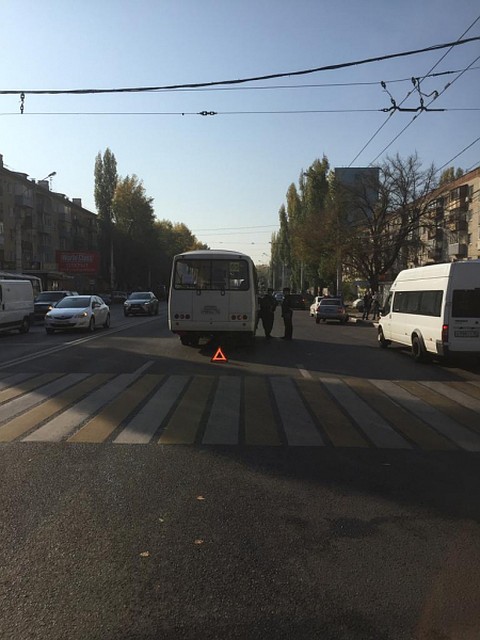 Водитель "ПАЗа" остановился только после того, как сбил человека. А надо было это делать раньше.