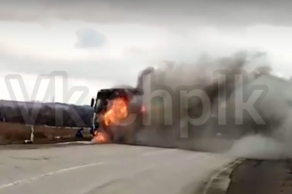 На кузбасской трассе загорелся пассажирский автобус.ФОТО: "ЧП Ленинск-Кузнецкий 112"/ vk.com