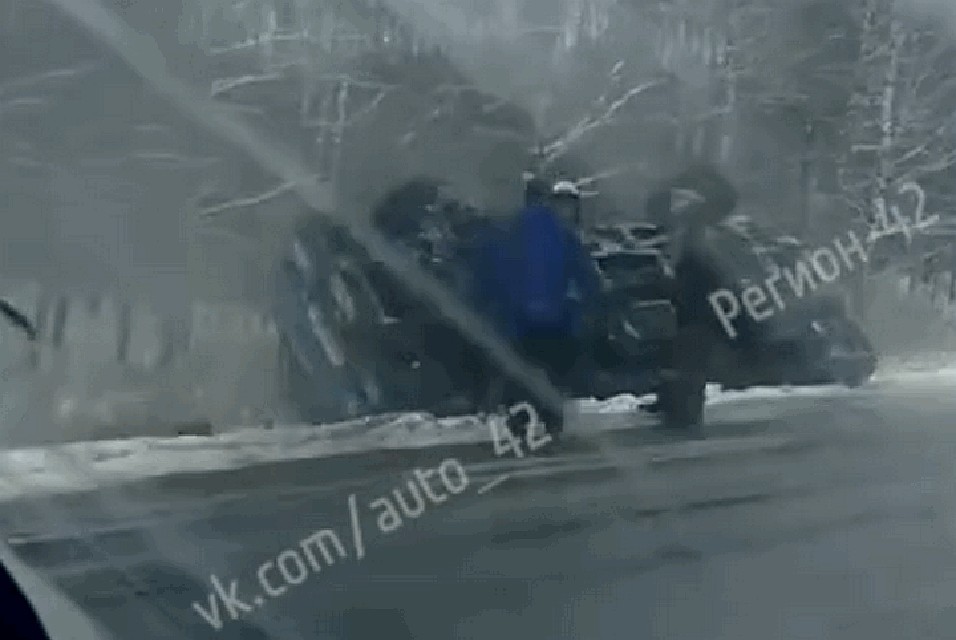 "Бессмертные что ли?": в Кузбассе из-за похолодания случилось несколько серьезных аварий. ФОТО: кадр видео vk.com, "Регион 42"
