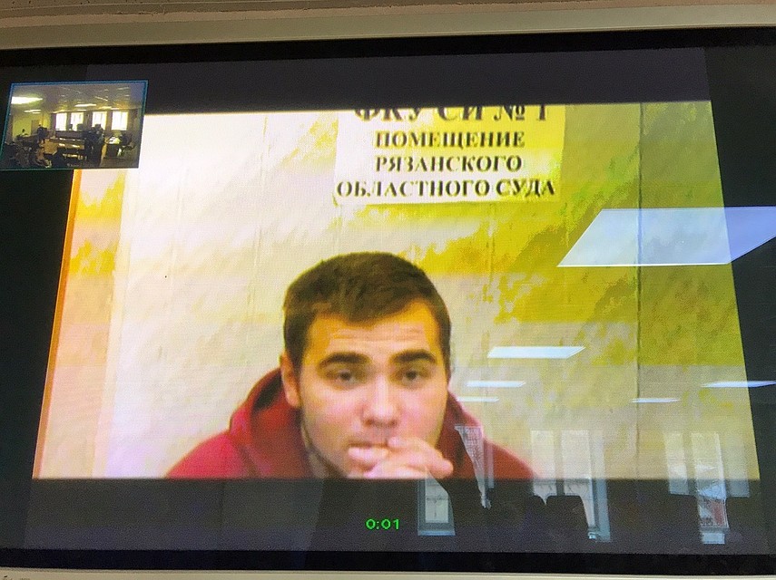 На заседании молодой человек попросил перевести его под домашний арест.
