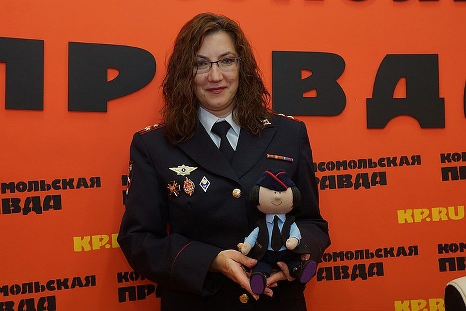 Начальник информационного центра ГУ МВД России по Самарской области Елена Щелочкова рекомендует голосовать за достойных звания "Мисс Самарская полиция"
