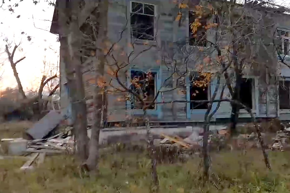 В брошенные дома открыт доступ, туда может зайти кто угодно - сами школьники или злоумышленники. Фото: Юлия Кузнецова.