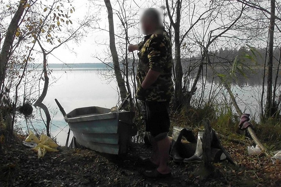 Браконьер причалил к берегу, где его уже поджидали природоохранники. Фото: gosinspekciya.gov.by.