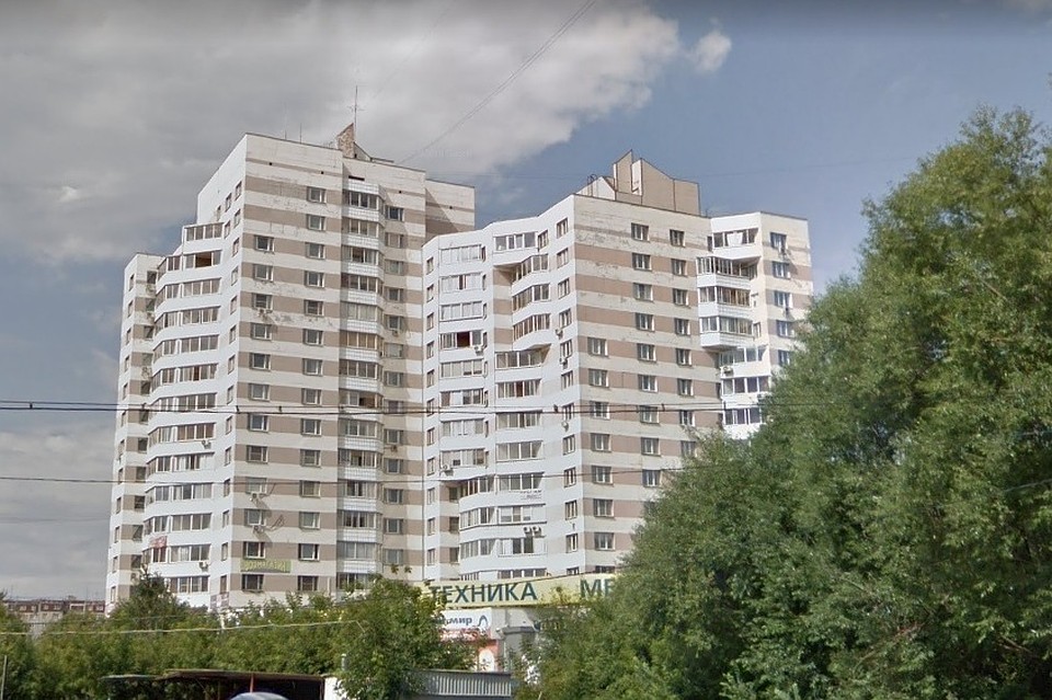 Год назад за этим домом построили высотку и теперь возведут еще одну