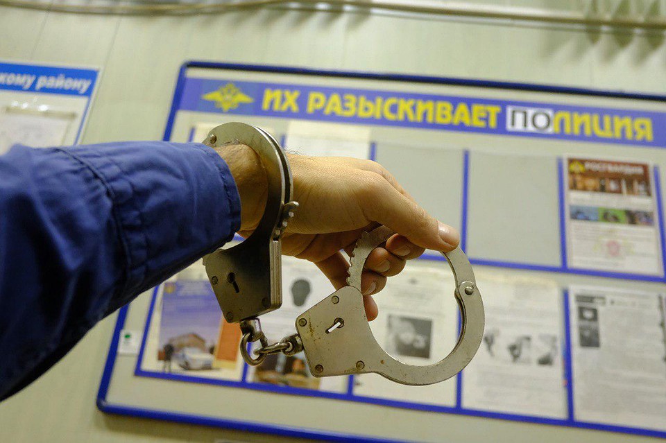 Полицейские задержали дворника, который ранил ножом своего коллегу.