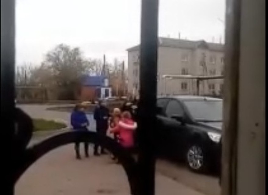 Происходящее засняла на видео местная продавщица