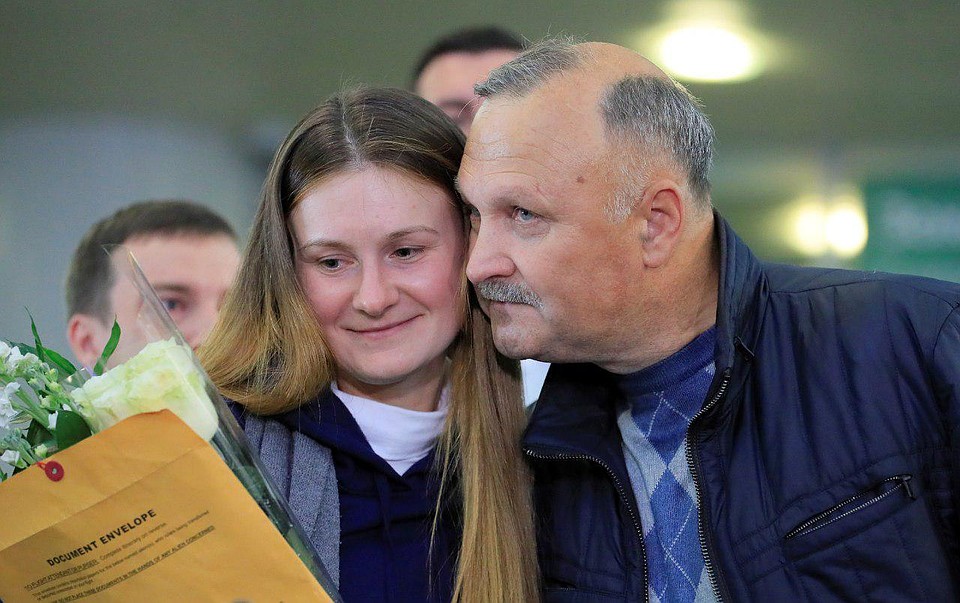 Мария и Валерий Бутины в аэропорту