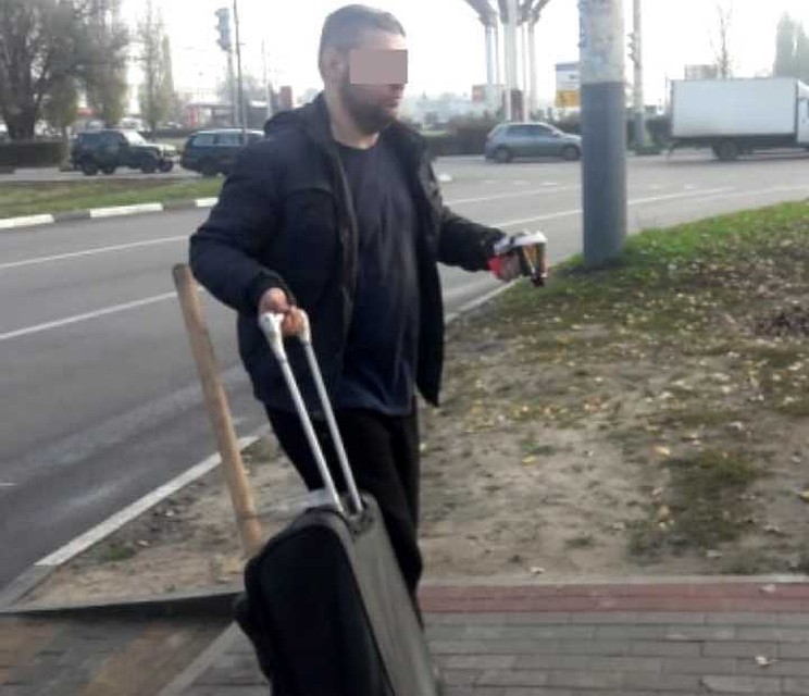 Мужчина после нападения спокойно расхаживал с кофе наперевес.