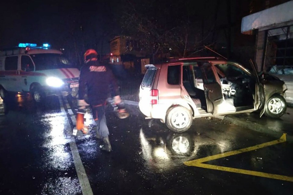 В Комсомольске иномарка врезалась в остановку, пострадал пешеход