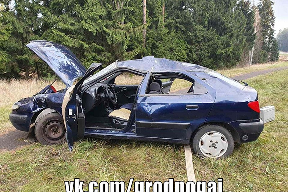 Пьяный не справился с управлением на ровном участке дороги, погиб пассажир, а у водителя лишь несколько ссадин. Фото: ГАИ Гродно.