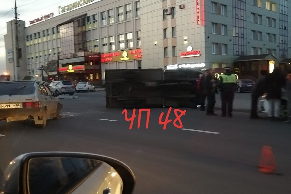 ДТП с грузовиком на улцице Гагарина/ Фото: ЧП 48 Липецк
