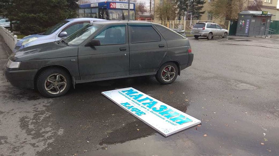 Сильный ветер в Барнауле срывает вывески