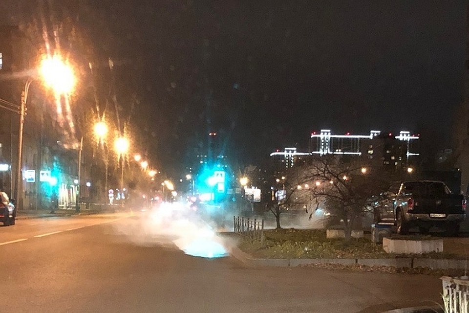 На Варшавской в Петербурге кипяток залил проезжую часть