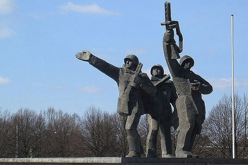 На памятнике Освободителям в Риге появилась надпись "оккупанты".