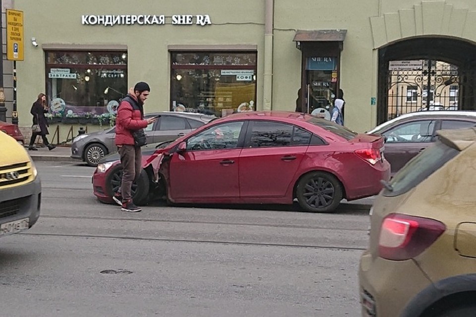 Во время езды у легковушки отвалилось колесо на Литейном проспекте
