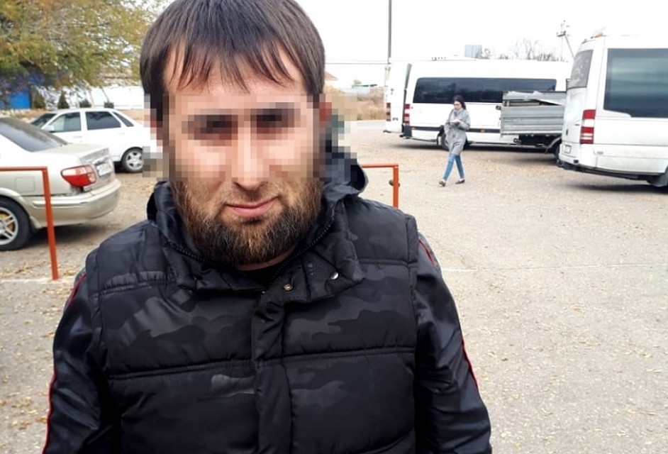 Мужчина на замечание, которое ему сделал полицейский, ударил его кулаком в лицо.