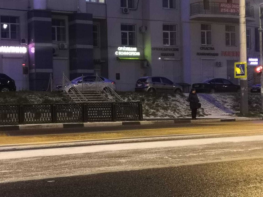 Первый снег на улицах города