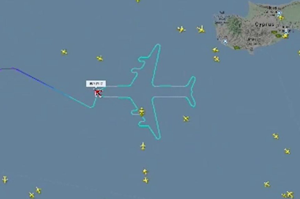Уйти красиво: Boeing 747 в свой последний рейс нарисовал себя в небе