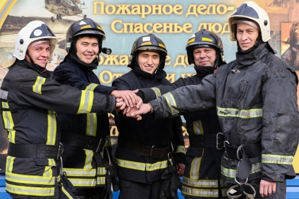 Сотрудники МЧС поздравили кузбассовцев необычным флешмобом.ФОТО: ГУ МЧС по Кемеровской области
