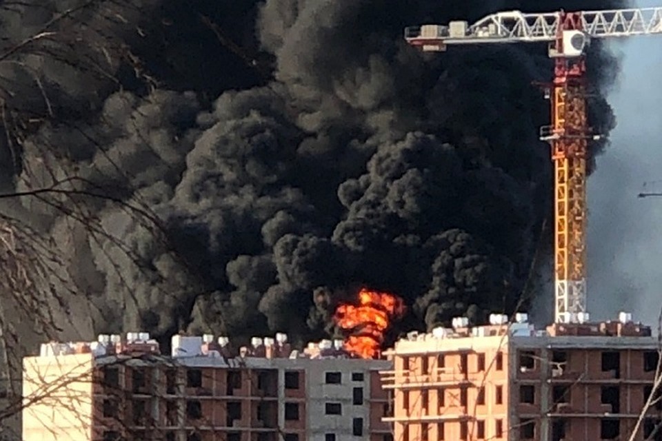 Пожар разгорелся на стройке ЖК в Шушарах