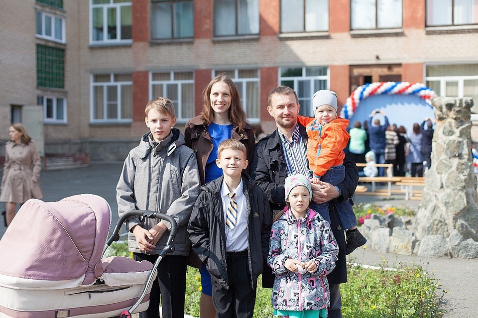 Рождение пятого ребенка. Тогда еще счастливая семья в полном составе. Фото из личного архива героев материала.
