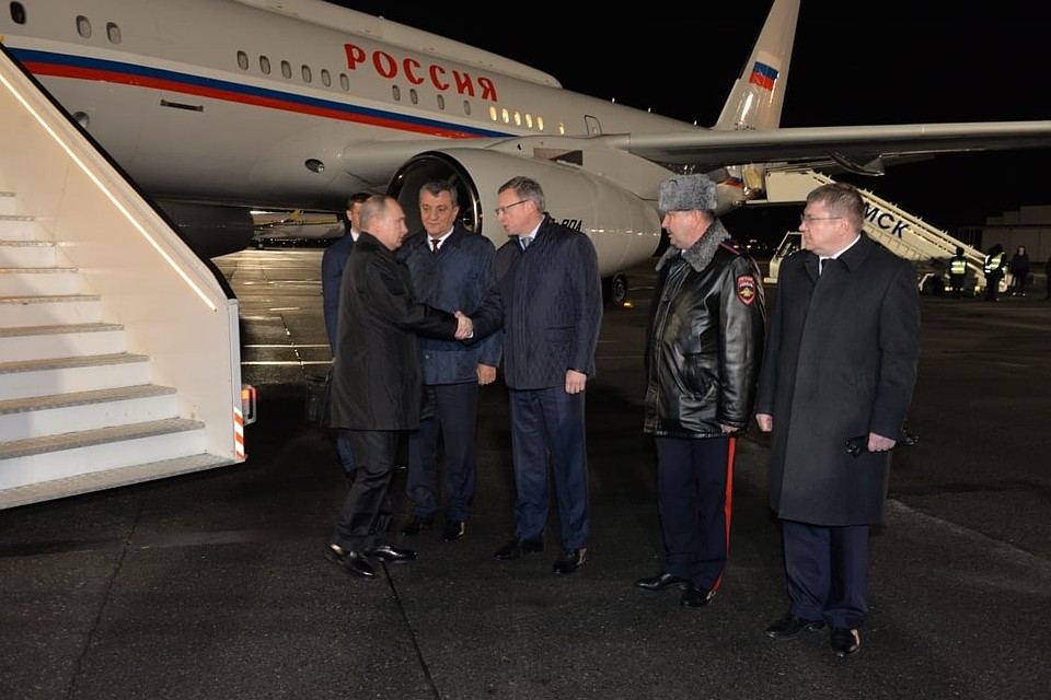 Президента в аэропорту встречал губернатор с руководителями силовых ведомств.