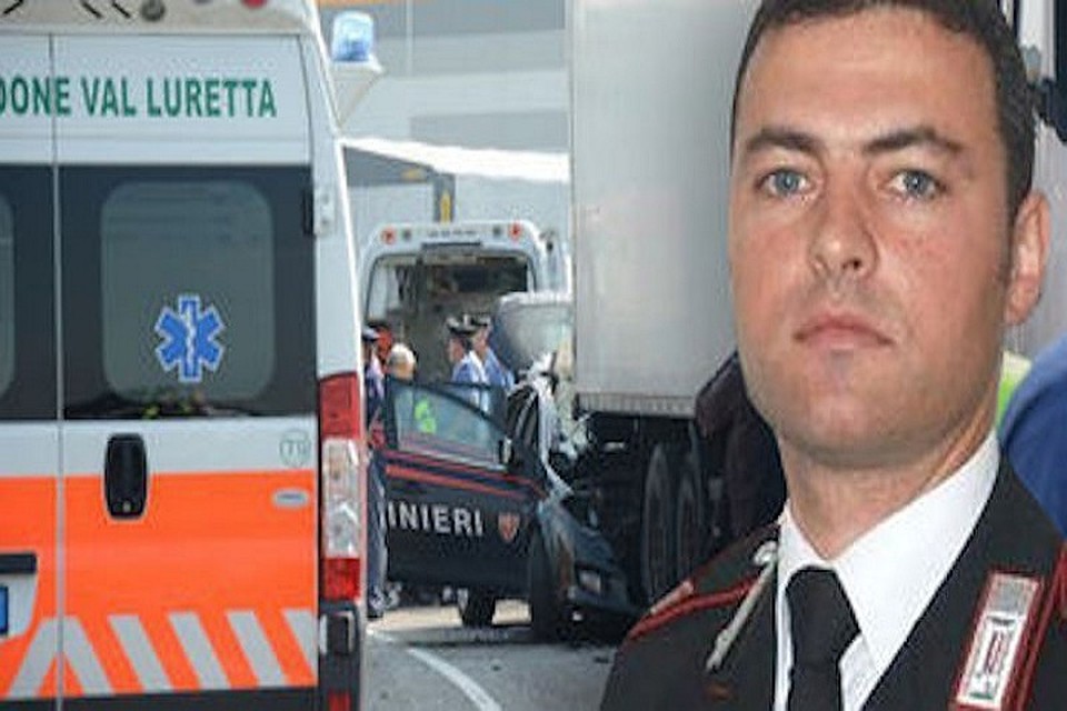 Автомобиль врезался в грузовик и погиб полицейский (Фото: Ilpiacenza).