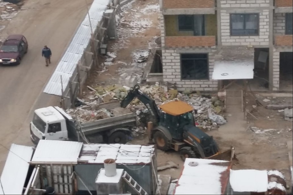 Сначала мусор грузят на самосвал/ФОТО: соцсети