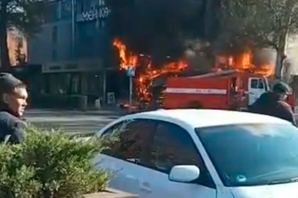 На месте трагедии погибла сотрудница кафе. Фото: стоп-кадр.
