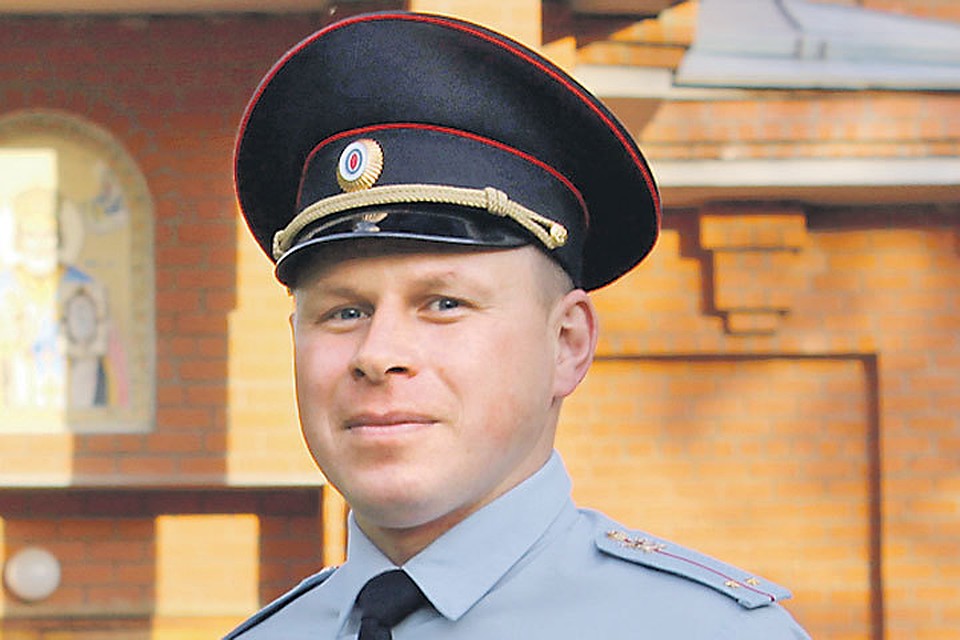 Участковый Пермского края Михаил Выломов забрался на третий этаж, выбил окно и спас из горящей квартиры 8-летнего мальчика. Фото: мвд.рф