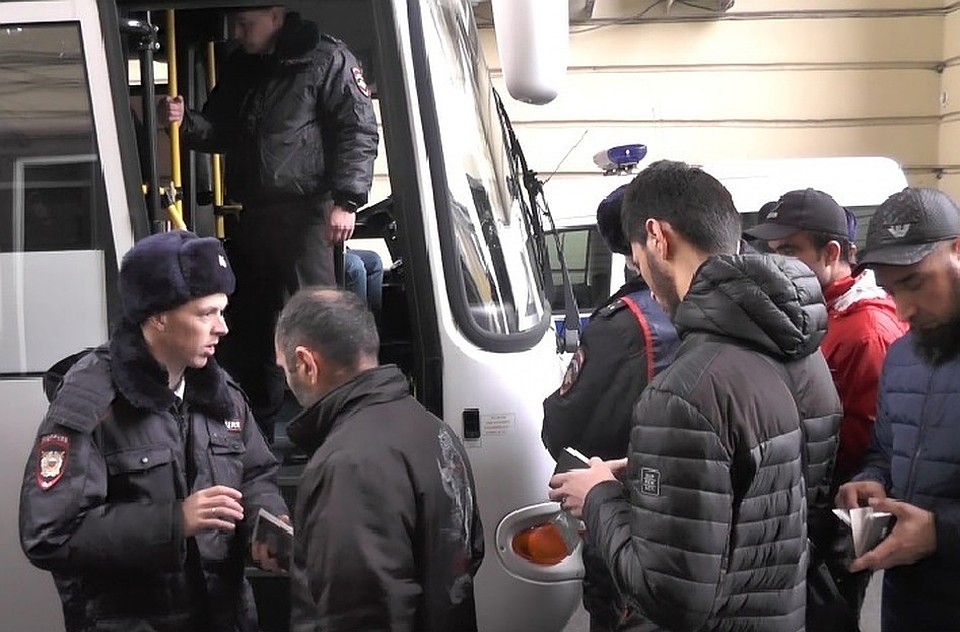 Только за ушедший октябрь на родину отправились 268 иностранцев. Фото: пресс-служба ГУ МВД России по Санкт-Петербургу