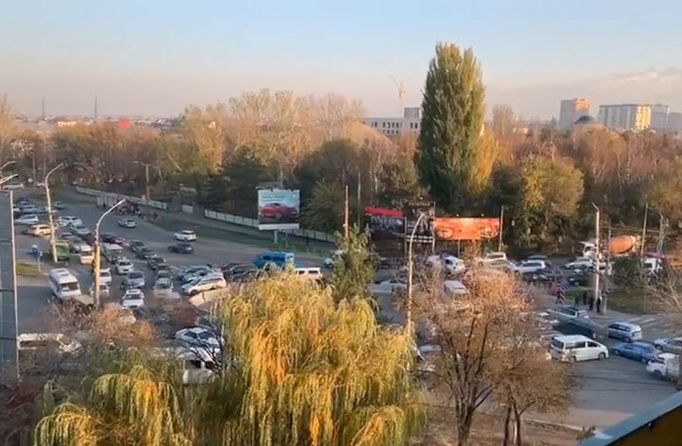 Очевидцы сняли на видео гигантскую пробку, образовавшуюся на улицах 7 апреля и Анкара 8 ноября.