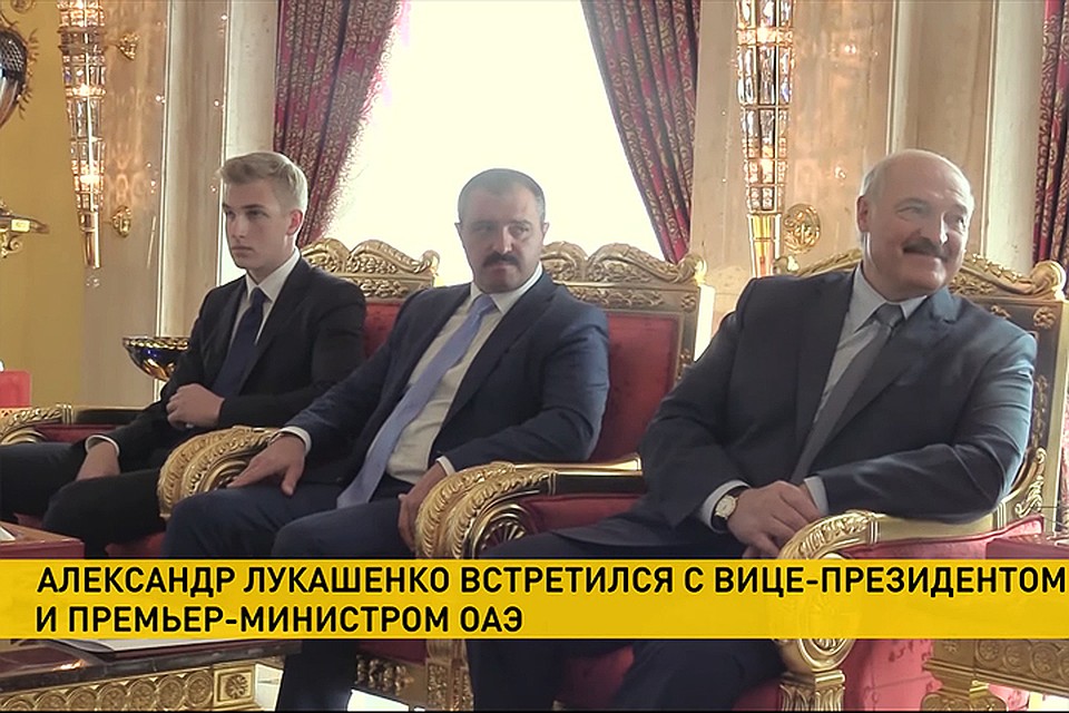 Как и раньше, кроме старшего сына Виктора президент взял с собой и младшего сына Николая. Кадр телеканала ОНТ.