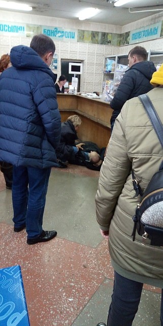 Мужчина лежал прямо на полу.