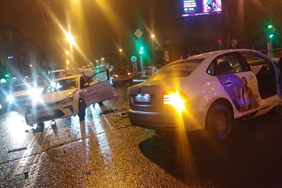Три автомобиля столкнулись на улице Кантемировской в Выборгском районе Санкт-Петербурга. Фото: ДТП и ЧП | Санкт-Петербург | Питер Онлайн | СПб.