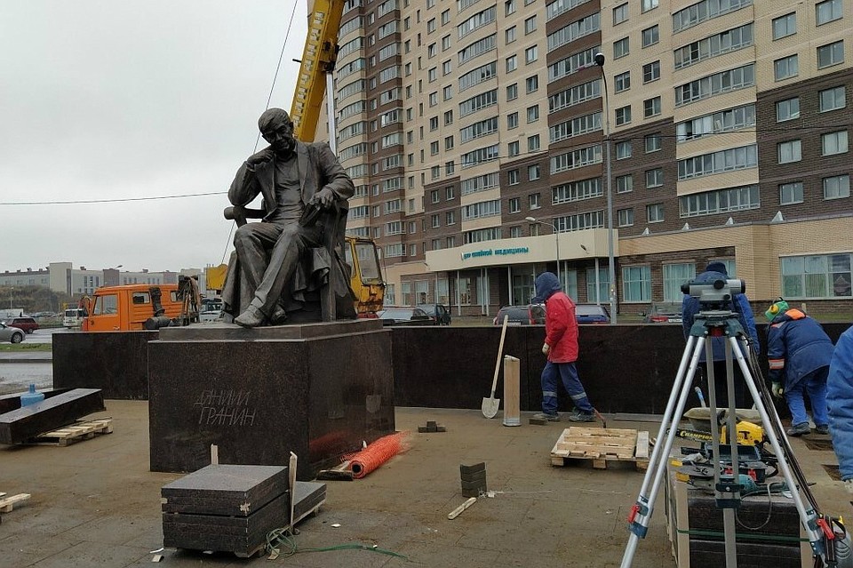 У ног Даниила Александровича настилают гранит и газон, рядом ставят скамейки и урны. Фото: vk.com/piteronline_spb