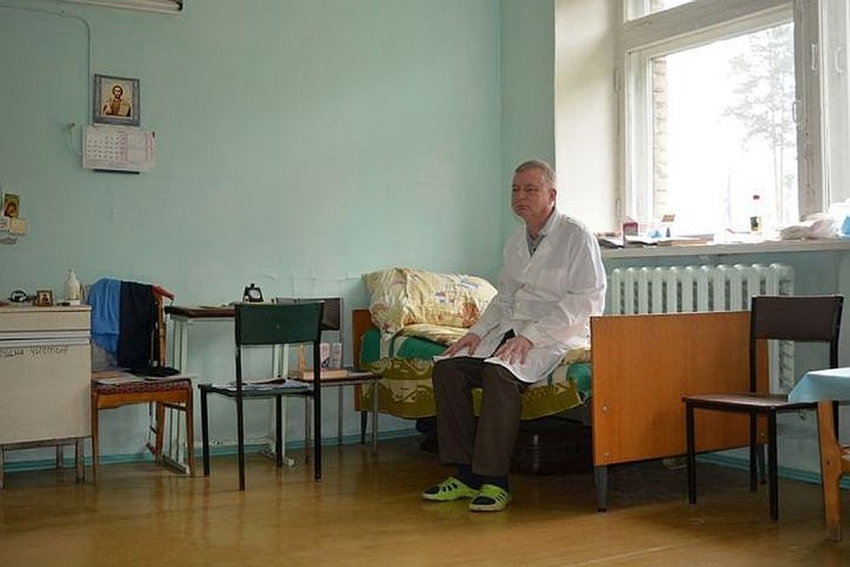 Олег Баскаков приехал на Урал из Челябинской области. Ему обещали квартиру, но пока он вынужден жить в одной из палат больницы. Фото: Иван Жилин/Новая газета