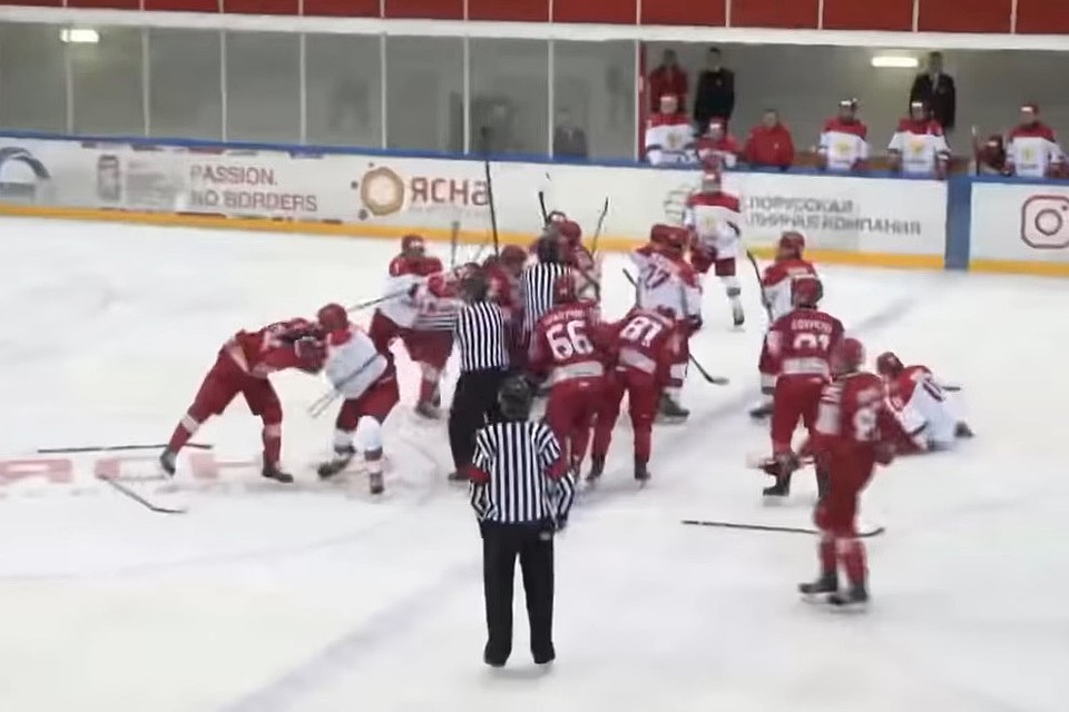 Драка началась во время смены составов. Фото: стоп-кадр видео с сайта hockey.by.