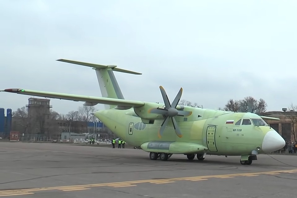 Первый опытный образец легкого транспортного самолета Ил-112В