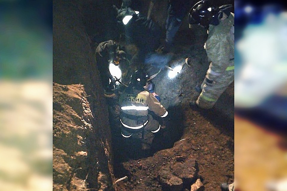 Доставать погибшего и пострадавших пришлось спасателям