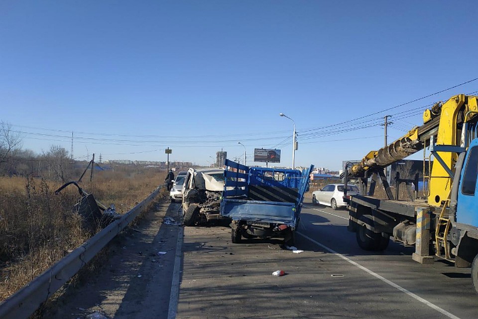 Lexus протаранил припаркованное авто в Хабаровске, пострадали три человека