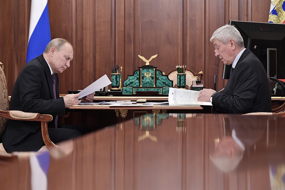 Президент РФ Владимир Путин и директор Федеральной службы по финансовому мониторингу Юрий Чиханчин во время встречи в Кремле. Фото: Алексей Никольский/ТАСС