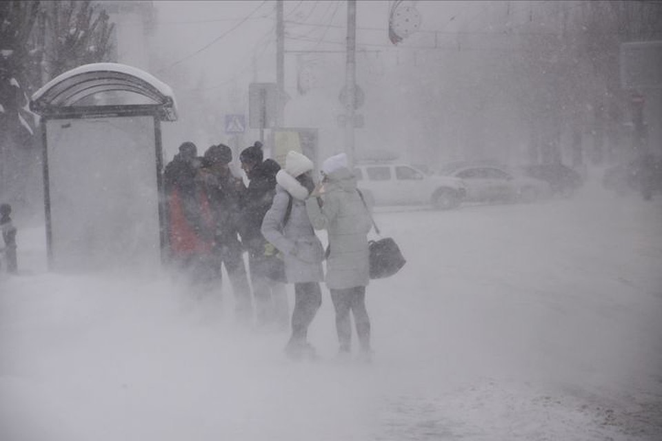 На город надвигаются холода, а жители ЖК «Радуга Сибири» вынуждены замерзать в ожидании маршрутки.