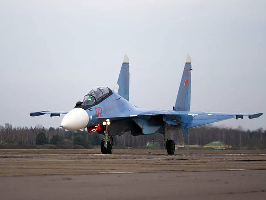 Первый Су-30СМ прибыл на военный аэродром в Барановичах. Фото: пресс-служба Министерства обороны Беларуси.