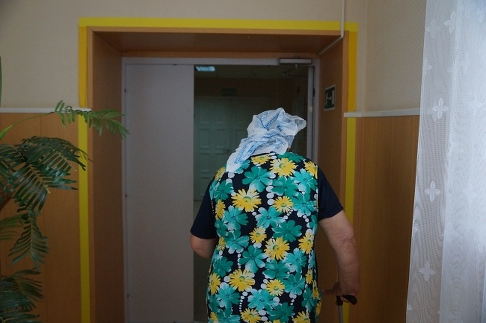 Стариков не пускали на улицу и запирали на засовы.