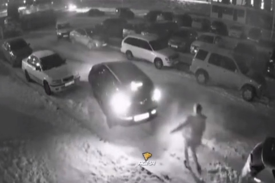 Подросток пытался угнать дорогой кроссовер с парковки у дома. Фото: «АСТ-54»