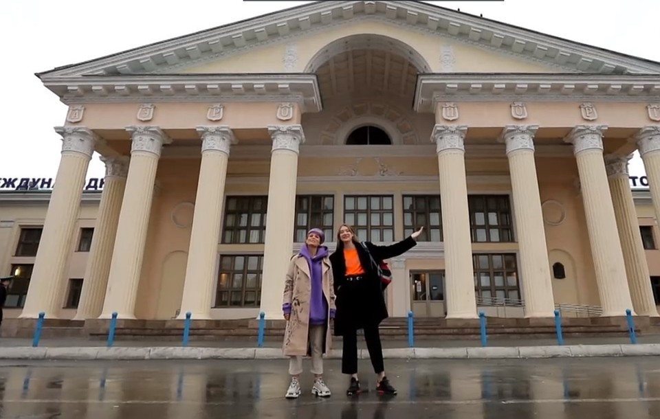Ведущие Маша Горбань и Маша Миногарова в челябинском аэропорту.