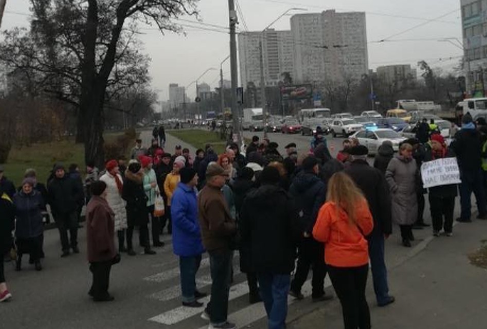 В Киеве жители одного из домов перекрыли дорогу оставшиеся без отопления