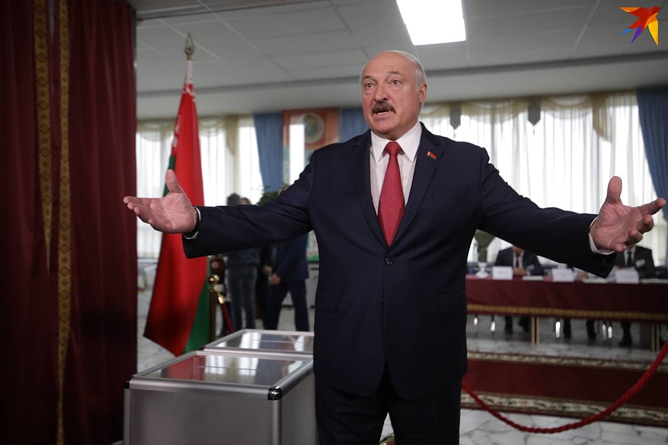 Лукашенко на избирательном участке говорил об отношениях с Западом и Россией.